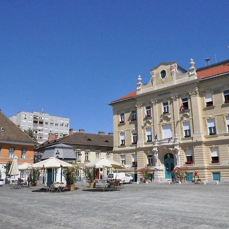 Stylish Historic Flat For 4 In Heart Of Oldbuda 부다페스트 외부 사진